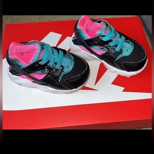 ** SOLD - Nike Huarache Shoes 4C **